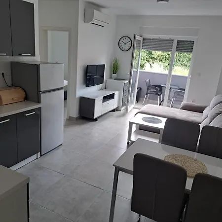 Modern 2-bedroom Apartment *